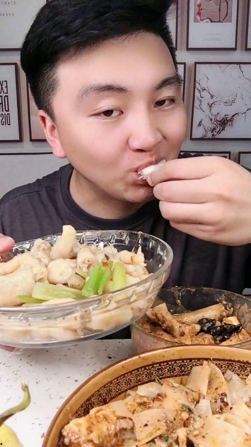 阿瓜吃绿色食物图片